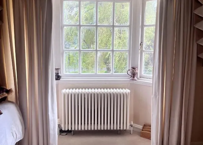 Private Bedroom In Detached In Newington * Edinburgh