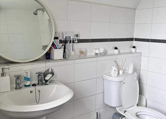 Privat bolig Private Bedroom In Detached In Newington *