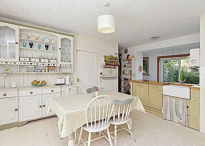 לינה וארוחת בוקר Charming 3 Bed , Private Budget , Free Street Parking , Fibre Optic Internet , Garden *