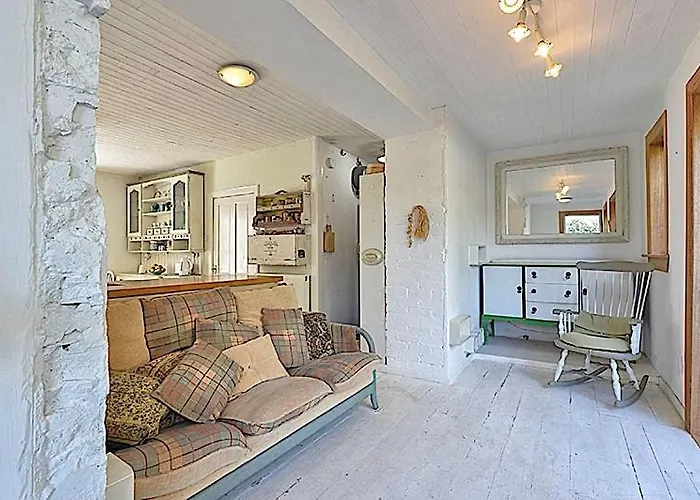 Panzió Charming 3 Bed , Private Budget , Free Street Parking , Fibre Optic Internet , Garden *
