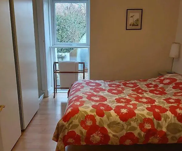 Charming 3 Bed , Private Budget , Free Street Parking , Fibre Optic Internet , Garden * Edinburgh