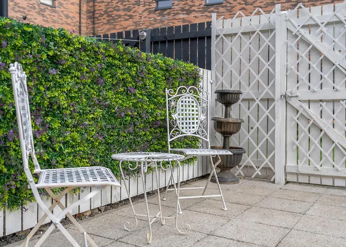 Cosy, Stylish Bedroom For Business And Work Travellers *