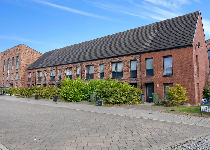 Cosy, Stylish Bedroom For Business And Work Travellers منزل للإقامة *