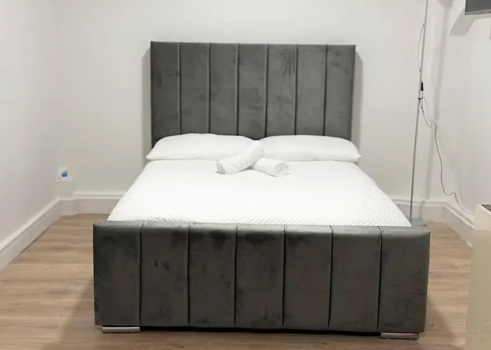 Modern 1 Bedroom - 5 Min Walk From Princess Street Eb1 דירה