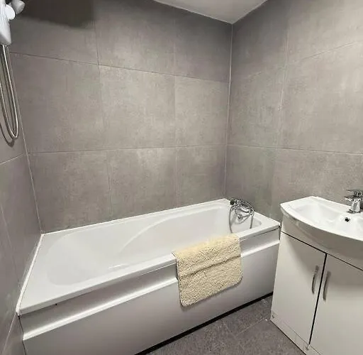 Modern 1 Bedroom - 5 Min Walk From Princess Street Eb1 דירה *