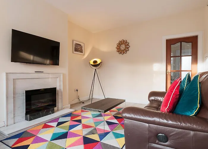 2 Bed Property, Sleeps 5, Free Parking, Near Centre Holiday home