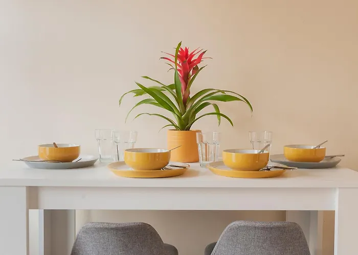 2 Bed Property, Sleeps 5, Free Parking, Near Centre