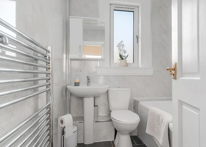 Holiday home 2 Bed Property, Sleeps 5, Free Parking, Near Centre Edinburgh