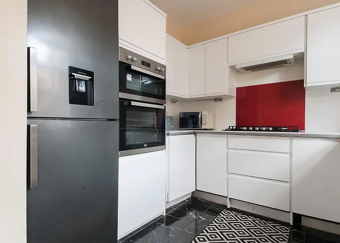 2 Bed Property, Sleeps 5, Free Parking, Near Centre *