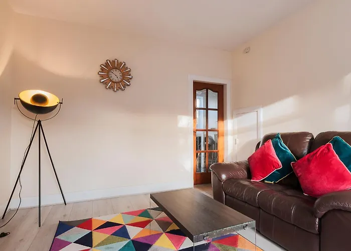 2 Bed Property, Sleeps 5, Free Parking, Near Centre Edinburgh