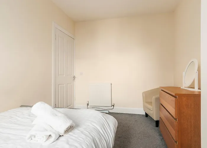 2 Bed Property, Sleeps 5, Free Parking, Near Centre * Edinburgh