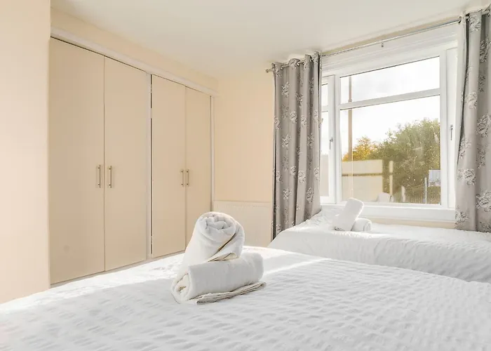 2 Bed Property, Sleeps 5, Free Parking, Near Centre