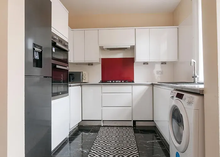 Holiday home 2 Bed Property, Sleeps 5, Free Parking, Near Centre