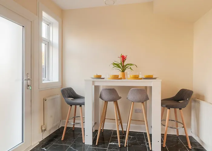 2 Bed Property, Sleeps 5, Free Parking, Near Centre Holiday home *