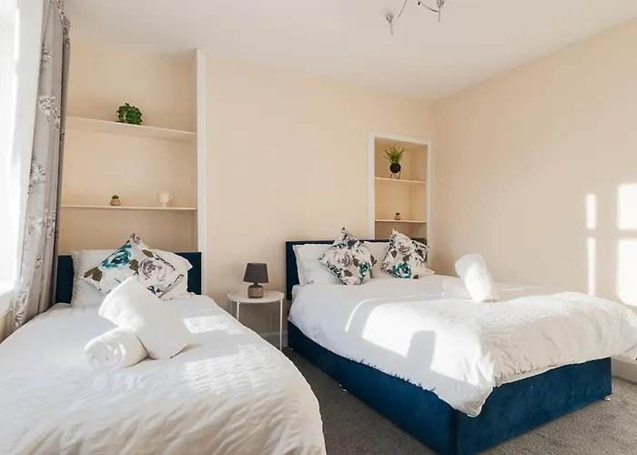 Holiday home 2 Bed Property, Sleeps 5, Free Parking, Near Centre *