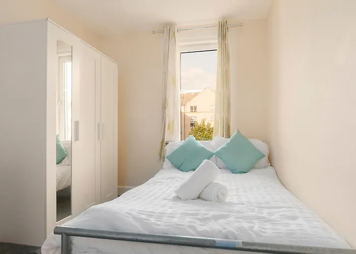 2 Bed Property, Sleeps 5, Free Parking, Near Centre *