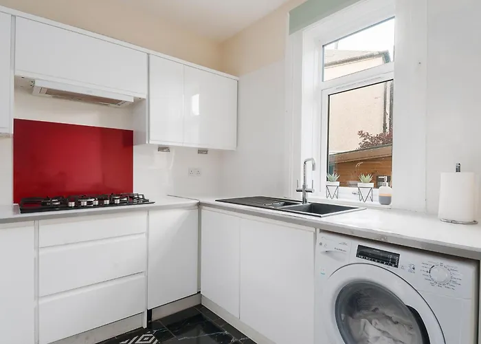 Holiday home 2 Bed Property, Sleeps 5, Free Parking, Near Centre