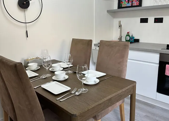 Cozy 2 Bedrooms With Private Parking Space And Garden Apartment *