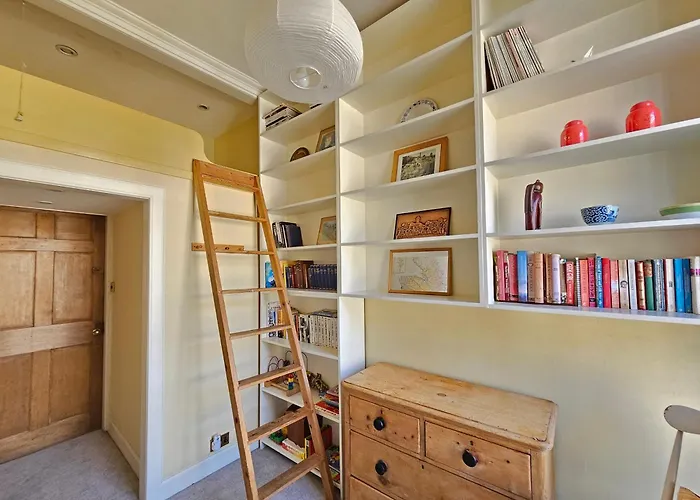 Unique New Town Near Princes Street Apartment *