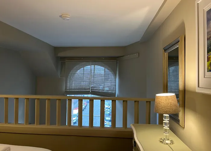 德拉蒙德公寓 *