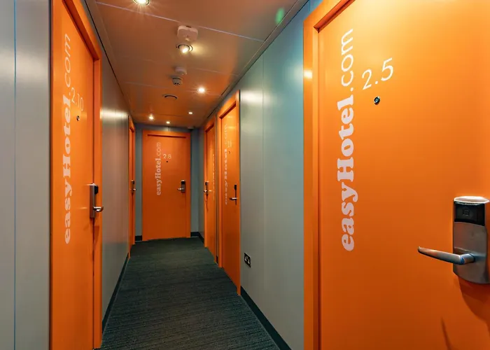 Отель Easyhotel 2*