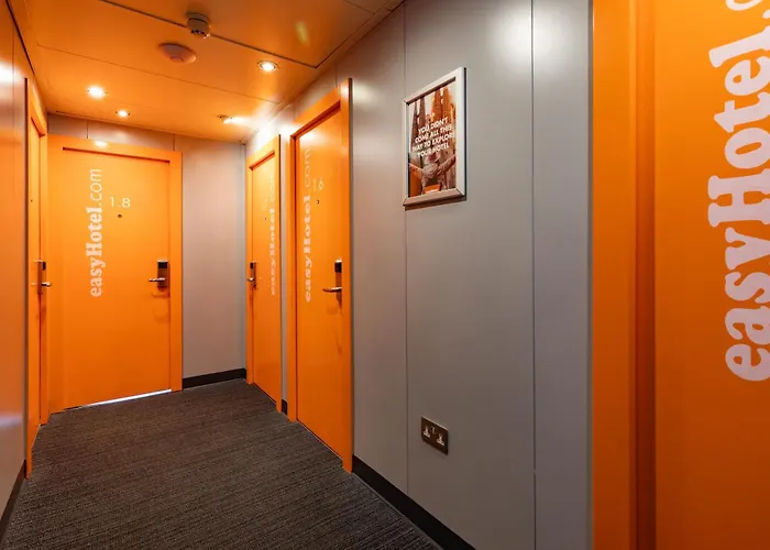Easyhotel 2*