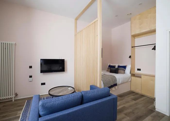 Argyl - Abbey Gate Near Holyrood