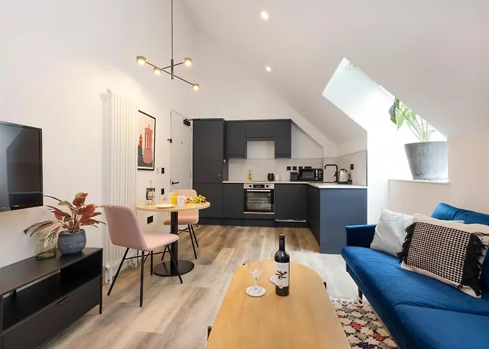 Argyl - Abbey Gate Near Holyrood *