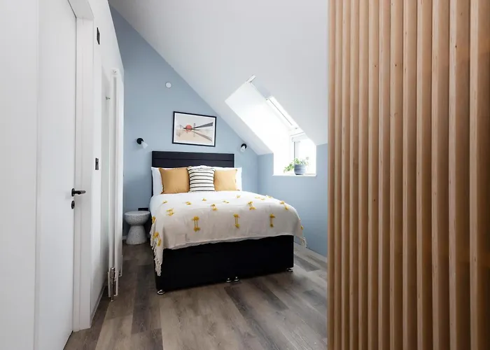 Argyl - Abbey Gate Near Holyrood Edinburgh