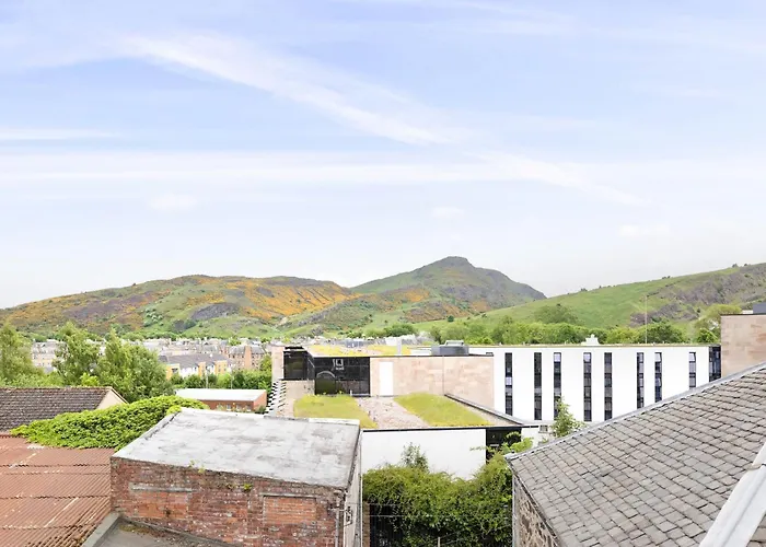 Argyl - Abbey Gate Near Holyrood Edinburgh