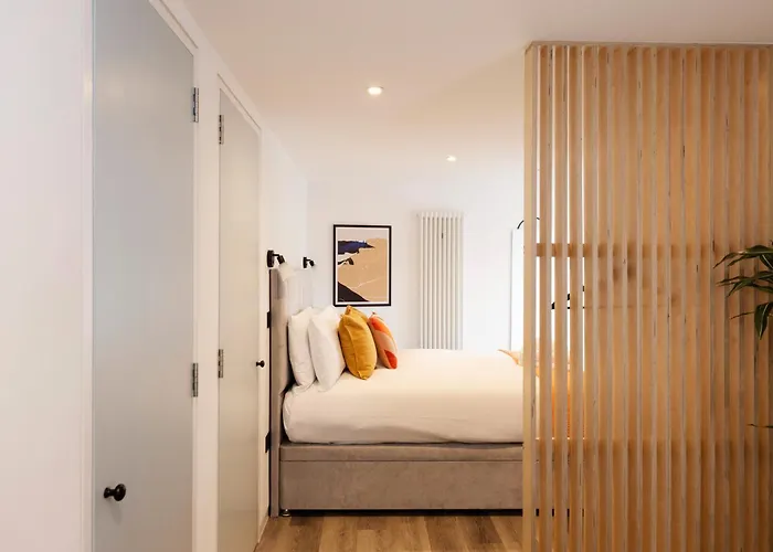 Argyl - Abbey Gate Near Holyrood