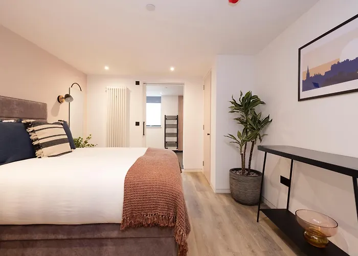 Argyl - Abbey Gate Near Holyrood Edinburgh