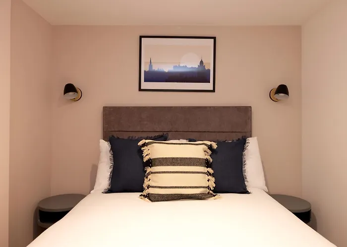 Argyl - Abbey Gate Near Holyrood Edinburgh