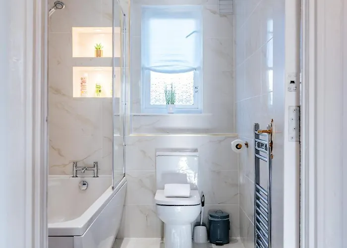 דירה Fab Centre Flat