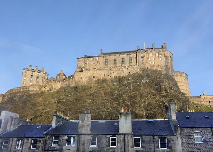 Grassmarket With Amazing Castle View Edinburgh
