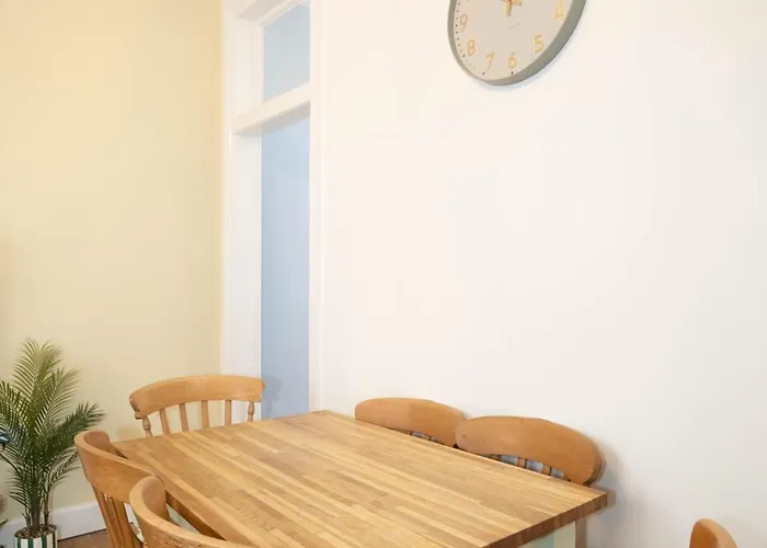 Stylish In 5 Beds 3 Bedrooms *