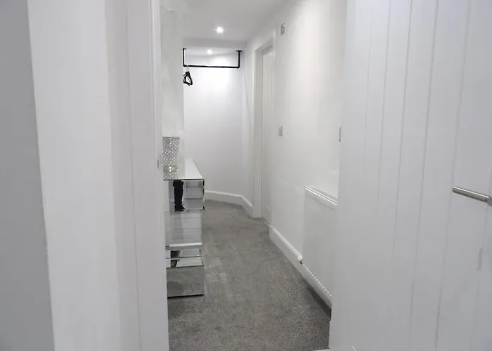 Modern 3bhk Near Zoo *