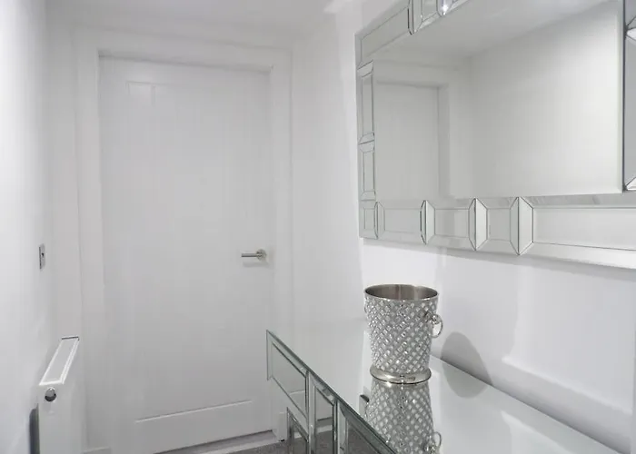 Modern 3bhk Near Zoo *