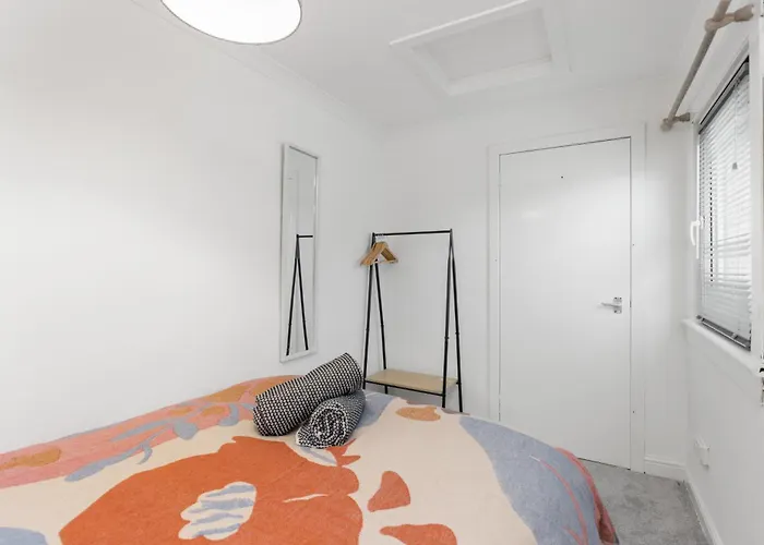 Stylish 3bed House Near Airport *