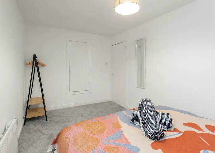 Stylish 3bed House Near Airport 公寓 *