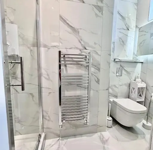 Spectacular 2 Bed, 2 Bath In Centre *