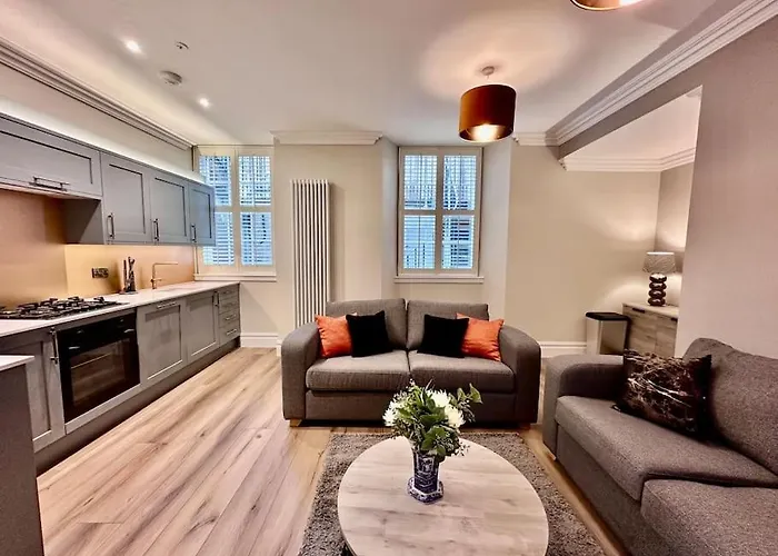 Spectacular 2 Bed, 2 Bath In Centre * Edynburg