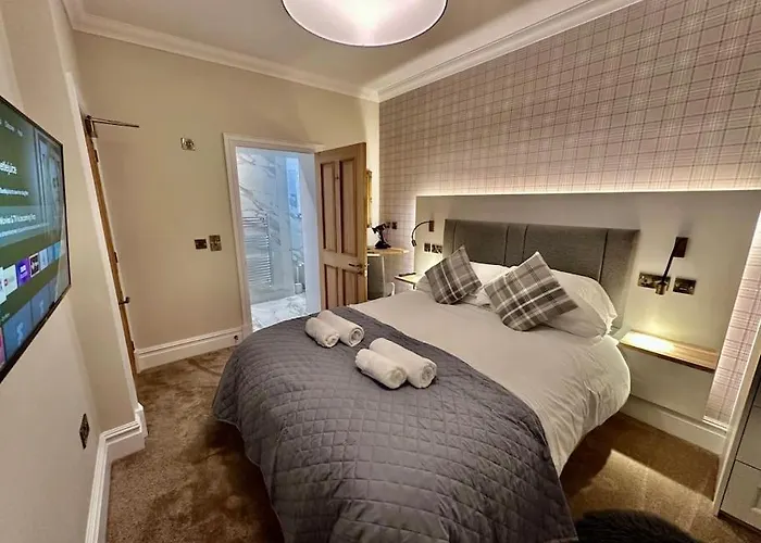 Spectacular 2 Bed, 2 Bath In Centre Apartment Edinburgh