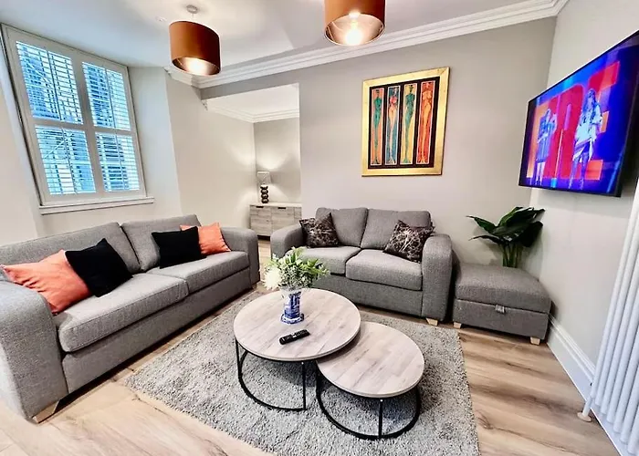 Spectacular 2 Bed, 2 Bath In Centre *