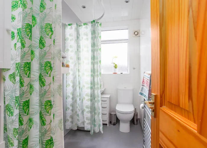 Bright & Spacious Double With Garden View- Close To Airport & Centre Édimbourg