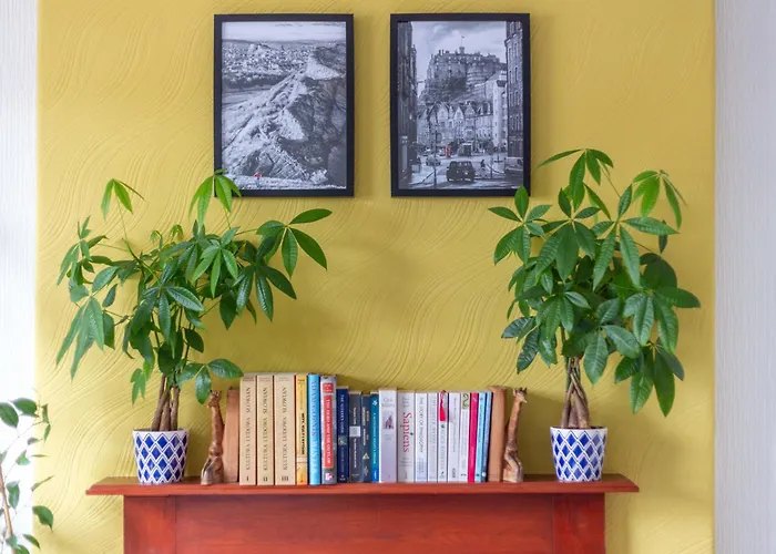Bright & Spacious Double With Garden View- Close To Airport & Centre Séjour chez l'habitant *