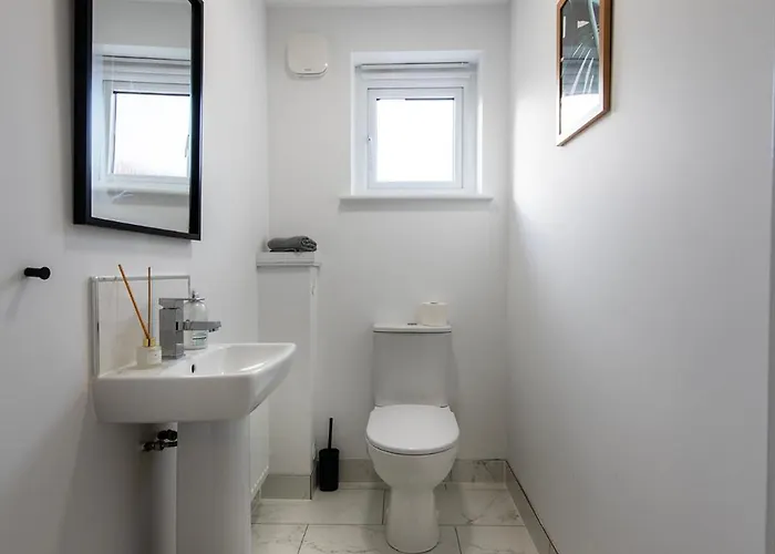 Luxury 4 Bedroom Townhouse With Free Parking アパート *