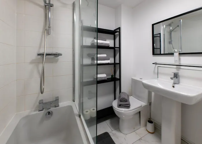 Luxury 4 Bedroom Townhouse With Free Parking アパート エディンバラ