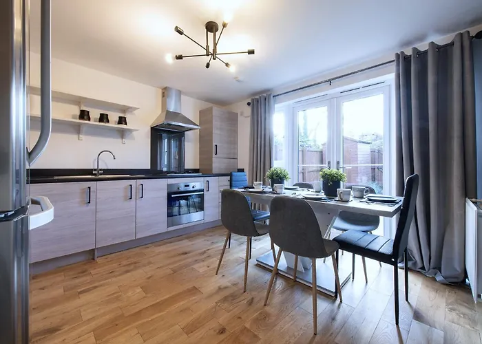 Luxury 4 Bedroom Townhouse With Free Parking *