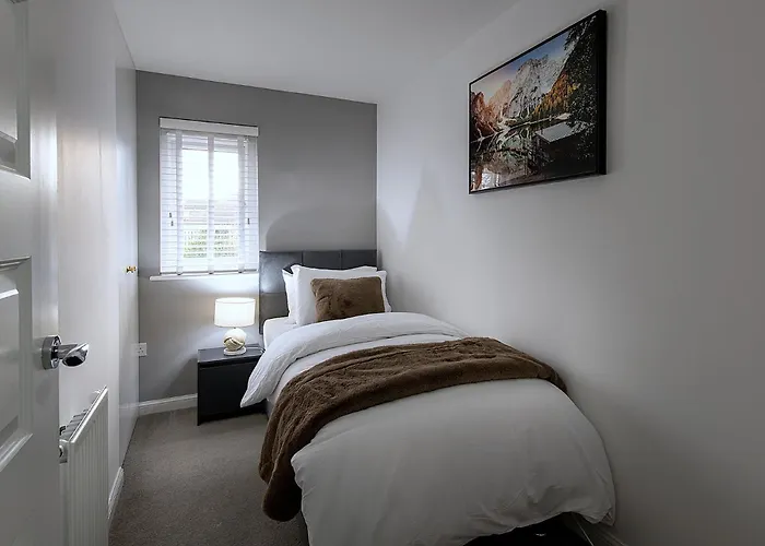 Luxury 4 Bedroom Townhouse With Free Parking *